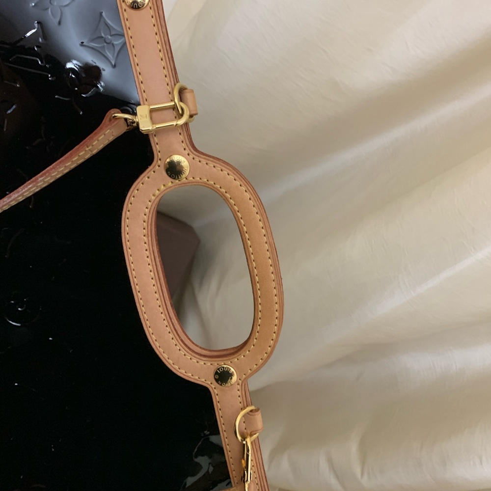 LOUIS VUITTON
Vernis Roxbury Drive Amarante - Picture 6 of 16